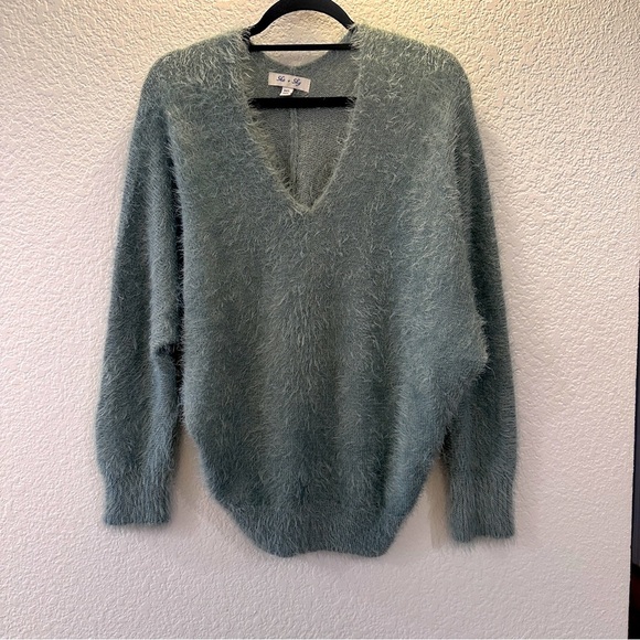 She + Sky Fuzzy Sweater M/L Teal Blue V-Neck Soft Cozy Fluffy Textured Winter - Picture 1 of 6